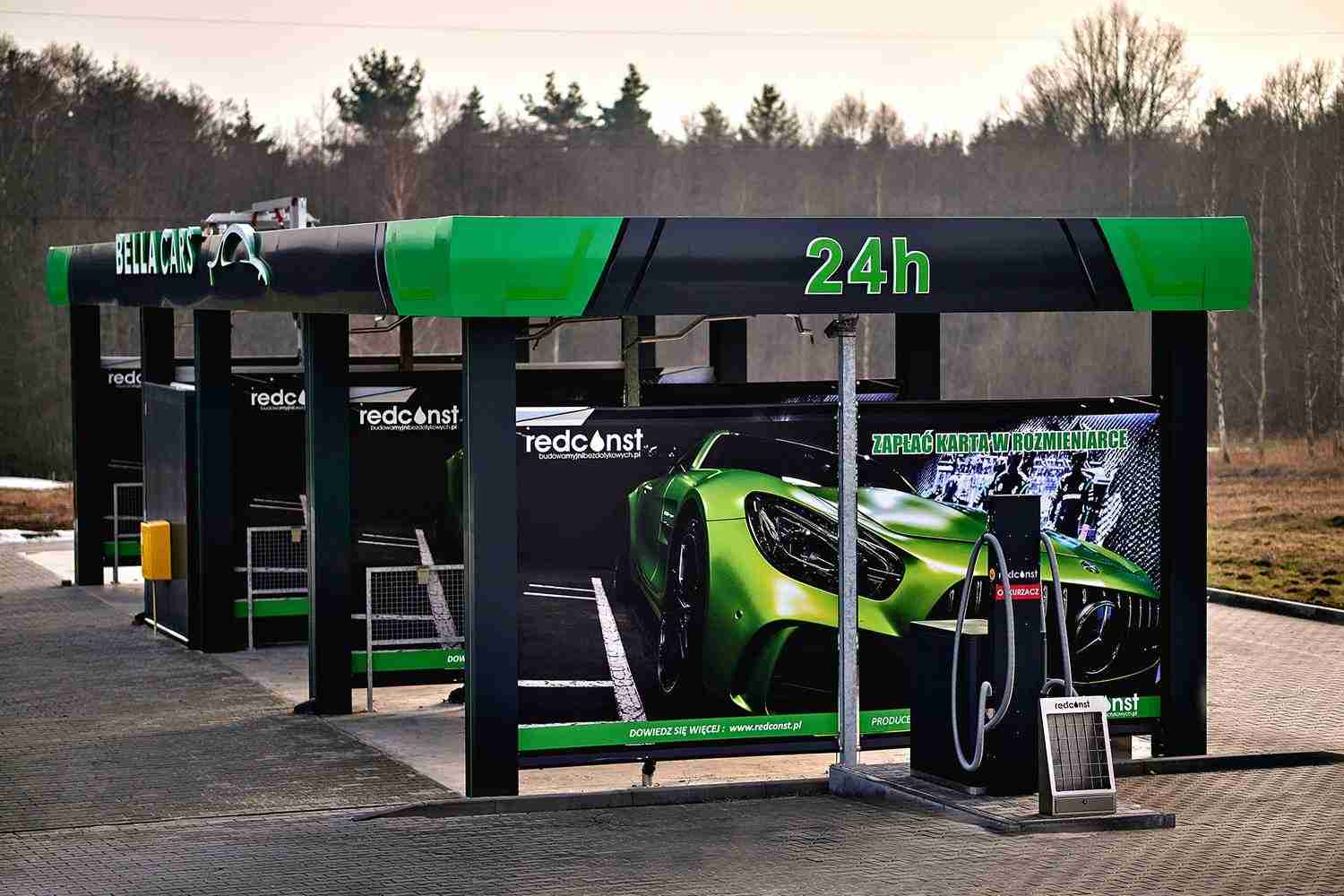 Myjnia bezdotykowa Bella Cars dostępna 24h, z nowoczesnym wyposażeniem i miejscem do płatności. W tle grafika sportowego samochodu w kolorze zielonym, podkreślająca jakość usług i nowoczesność zakładu. Idealne miejsce do skutecznego mycia samochodu.