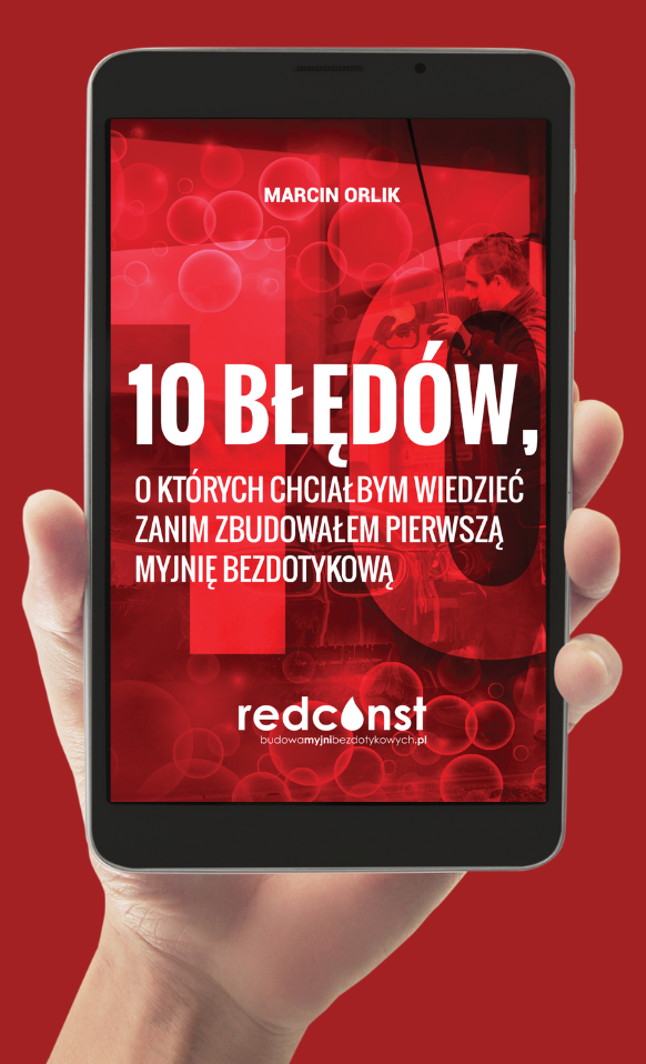 Osoba trzymająca tablet z tytułem 10 błędów, o których chciałbym wiedzieć zanim zbudowałem pierwszą myjnię bezdotykową. Tło w odcieniach czerwieni, tematyka związana z myjniami bezdotykowymi. Logo redconst i adres strony w dolnej części.